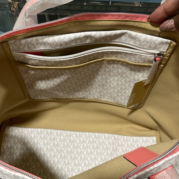 Michael Kors Large Travel Tote - Picture 7 of 9